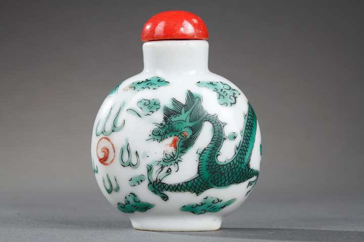 Snuff bottle porcelain decorated with a green Dragon